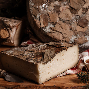 FORMAGGIO STAGIONATO NELLE FOGLIE DI BETULLA