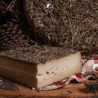 FORMAGGIO STAGIONATO NEL FIENO DI MAGGIO