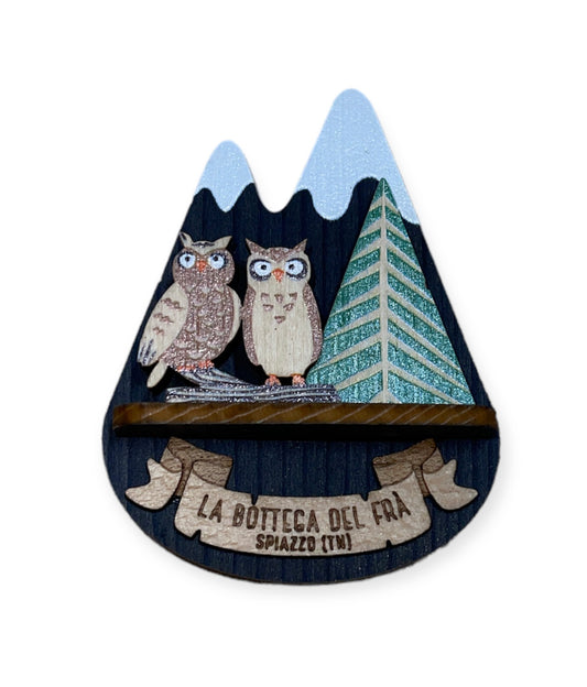 Calamita in legno cima innevata gufi