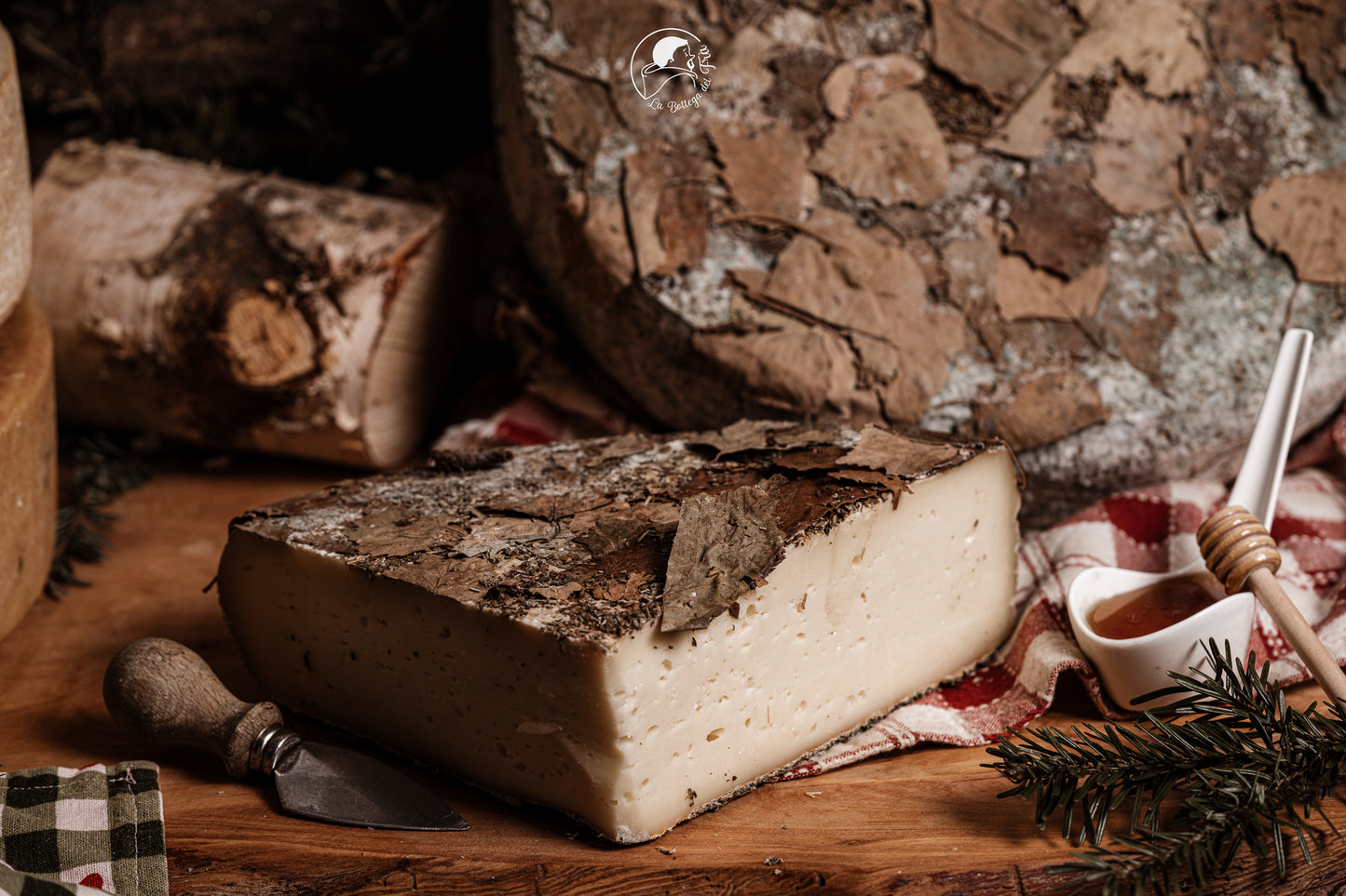 FORMAGGIO STAGIONATO NELLE FOGLIE DI BETULLA