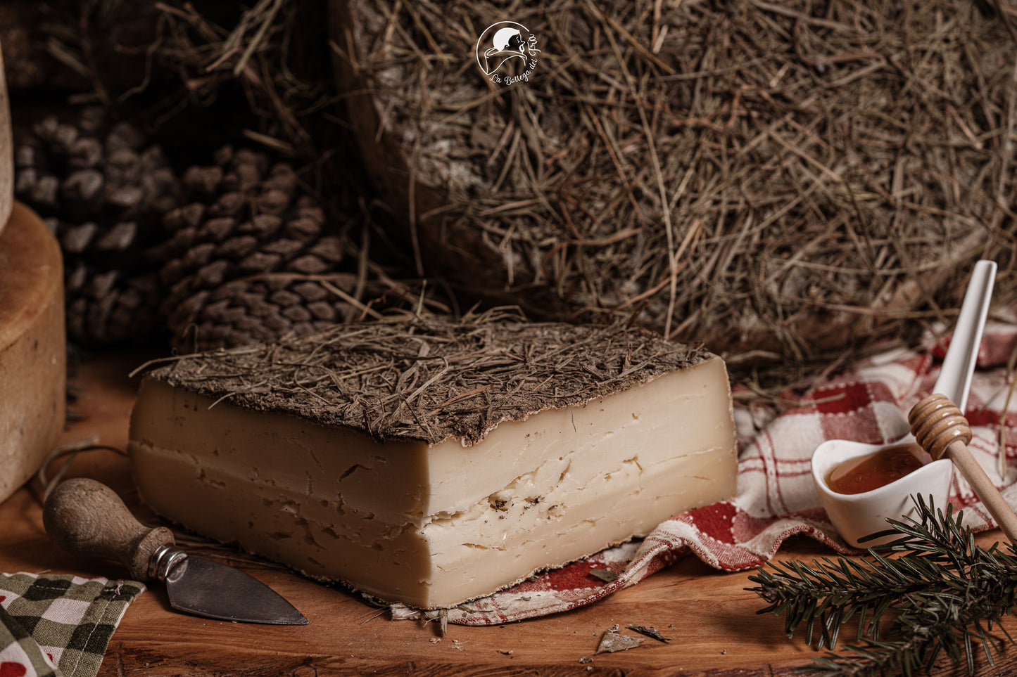 FORMAGGIO STAGIONATO NEL FIENO DI MAGGIO