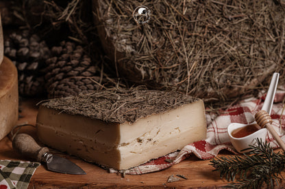 FORMAGGIO STAGIONATO NEL FIENO DI MAGGIO